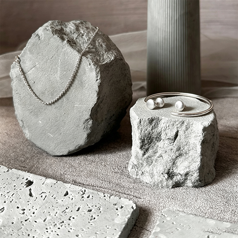 Szare kamienne bloki wystawowe – Stones Watches & Jewelry In Sweden Ab recenzja i cena